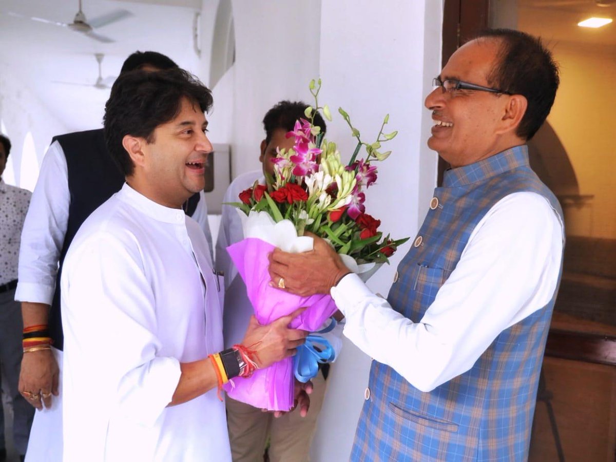 JM_Scindia's tweet photo. आज, भोपाल में मध्यप्रदेश के माननीय मुख्यमंत्री श्री @ChouhanShivraj जी से उनके निवास पर शिष्टाचार मुलाकात की। इस आत्मीय मुलाकात के दौरान राज्य में लोकहित की योजनाओं पर विस्तार से चर्चा हुई। https://t.co/1ilcqY5IoX