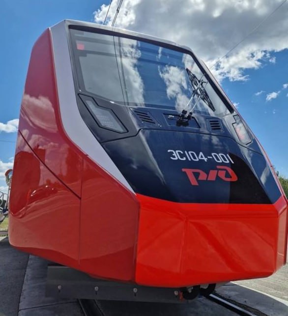 Уральские локомотивы собрали первый полностью отечественный поезд ЭС104 Ласточка. Теперь его ждет серия динамических испытаний. Хотя компания Сименс уже давно не имеет отношения к этим поездам, до последнего времени в них сохранялась значительная часть иностранных деталей