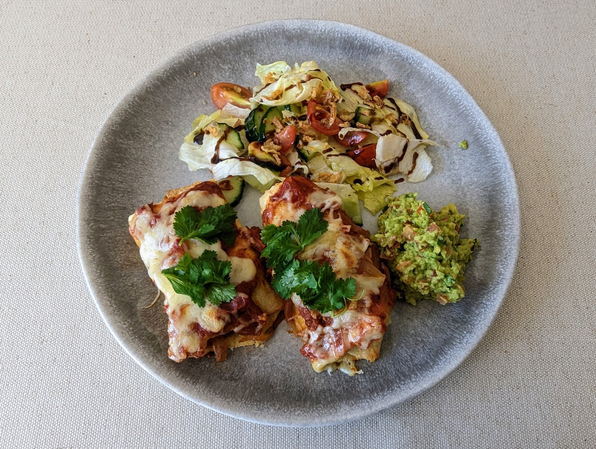 簡単なチキンと豆のエンチラーダのレシピ