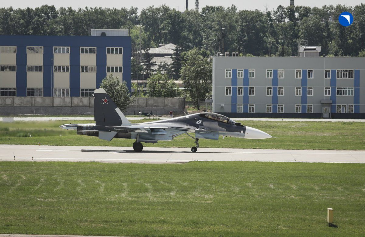 Russia_Number_1's tweet photo. Иркутский авиационный завод отгрузил очередную партию многофункциональных истребителей Су-30СМ2 с усовершенствованным комплексом бортового радиоэлектронного оборудования, позволяющего увеличить дальность обнаружения и опознавания воздушных целей https://t.co/6QzNdRSSVQ
