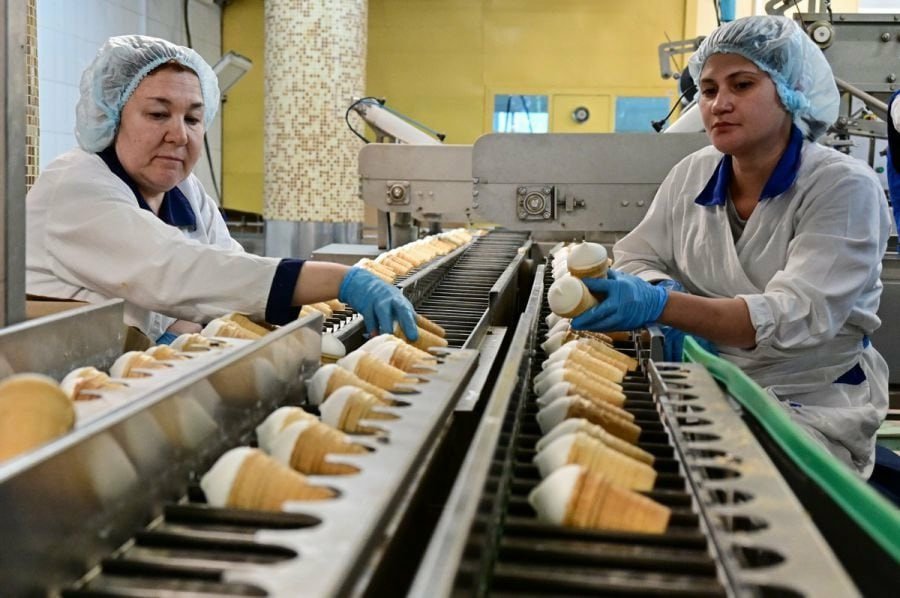 В Екатеринбурге Хладокомбинат № 3 запустил обновленный компрессионный цех, где при низких температурах происходит закаливание продукции. После выхода на проектную мощность фабрика будет выпускать до 50 тонн мороженого в сутки. Инвестиции составили 300 млн рублей