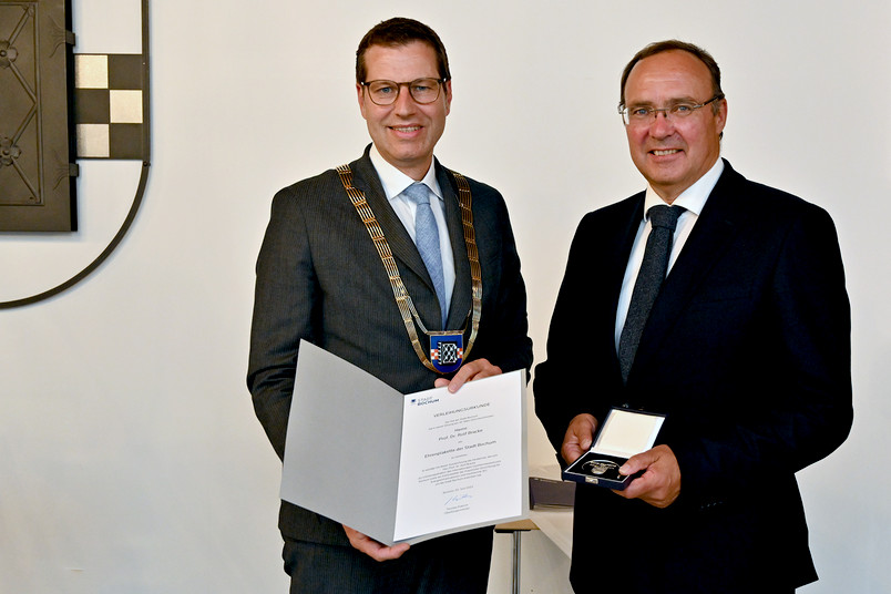»Bracke hat sich durch seine Forschung zur Geothermie als nachhaltige, klimaschonende Energiequelle auf besondere Weise hervorgetan und Wesentliches für die anstehende Energiewende und die Sicherung der Wärmeversorgung unseres Landes geleistet«  ieg.fraunhofer.de/de/presse/pres…