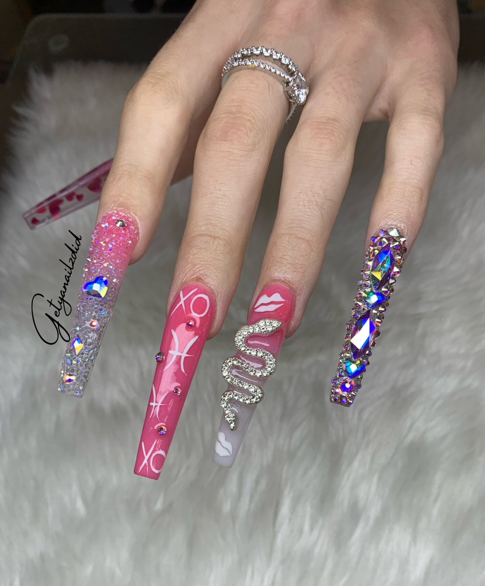 Getyanailzdid's tweet photo. Bestie birthday nails was 🔥💅🏼 https://t.co/aVyt349HWa