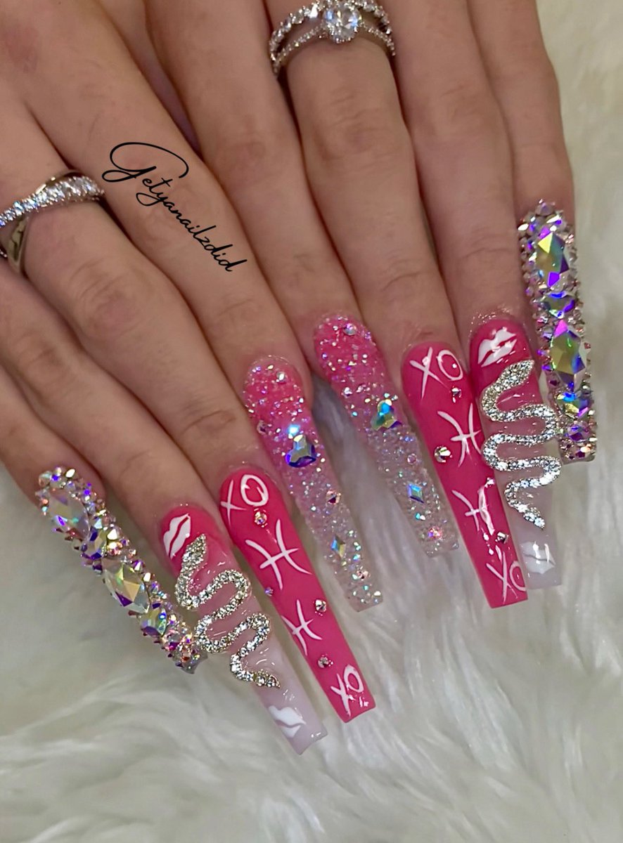 Getyanailzdid's tweet photo. Bestie birthday nails was 🔥💅🏼 https://t.co/aVyt349HWa