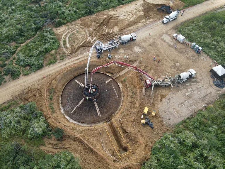 #INVESTIGACIÓN Enel y Renovatio: las empresas de energía eólica que desataron una guerra entre los indígenas wayúu. Un asesinato y dos heridos tras el rechazo a la incursión de las empresas. El proyecto fue suspendido en mayo/2023 ocultando esta situación🧵revistaraya.com/enel-y-renovat…