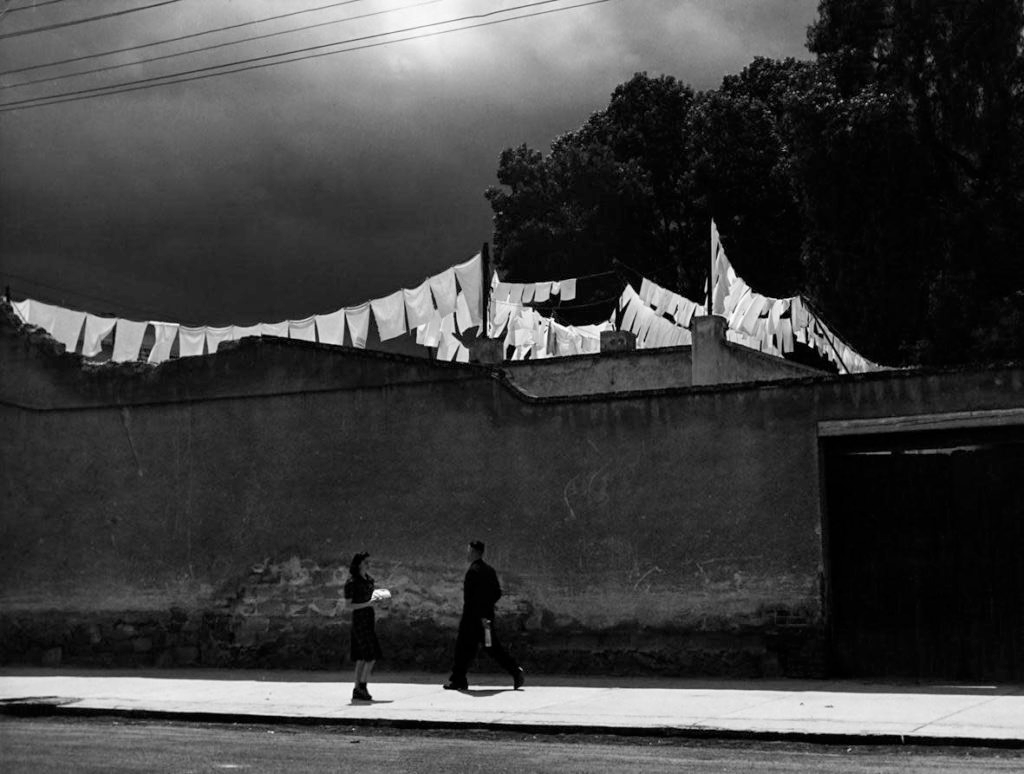 twistopherrobin's tweet photo. #Photography #Monochrome #ClothesDrying #ManuelAlvarezBravo https://t.co/Rq9334FhNI
