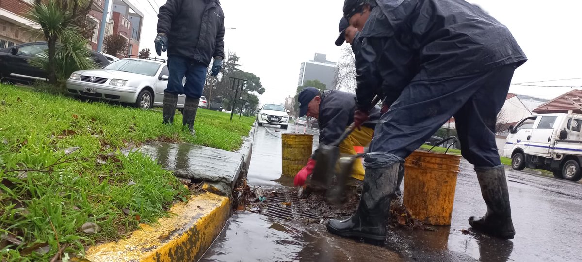 PRENSAOSSE's tweet photo. ✔️Desde primera hora recorremos la ciudad con las cuadrillas del Área de Mantenimiento Pluvial
✔️Así destapamos las bocas de tormenta en:
▶️San José
▶️Peralta Ramos Oeste
▶️El Progreso
✔️Respondemos tus consultas en Centro de Atención al Cliente 08106662424 ó WhatsApp 2236948900 https://t.co/DkaDMv2IiM