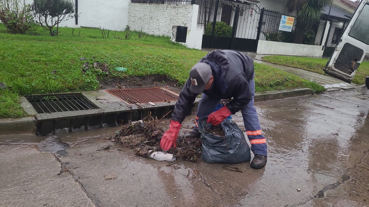 PRENSAOSSE's tweet photo. ✔️Desde primera hora recorremos la ciudad con las cuadrillas del Área de Mantenimiento Pluvial
✔️Así destapamos las bocas de tormenta en:
▶️San José
▶️Peralta Ramos Oeste
▶️El Progreso
✔️Respondemos tus consultas en Centro de Atención al Cliente 08106662424 ó WhatsApp 2236948900 https://t.co/DkaDMv2IiM