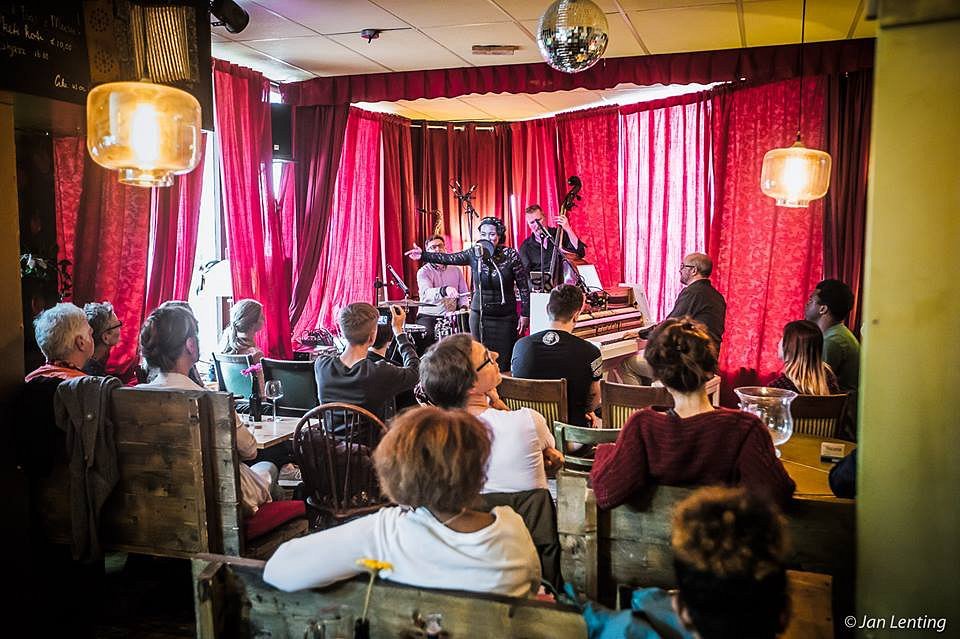 In een prachtig pand aan de Kolendrift in Groningen zit jazzcafé Le Petit Théâtre. Een pareltje voor de jazzliefhebber! Kom iedere week van donderdag t/m zondag genieten van de fraaiste artiesten uit binnen- en buitenland. groningen.uitloper.nu/muziek/jazz-in… #jazz #groningen #vollezalen