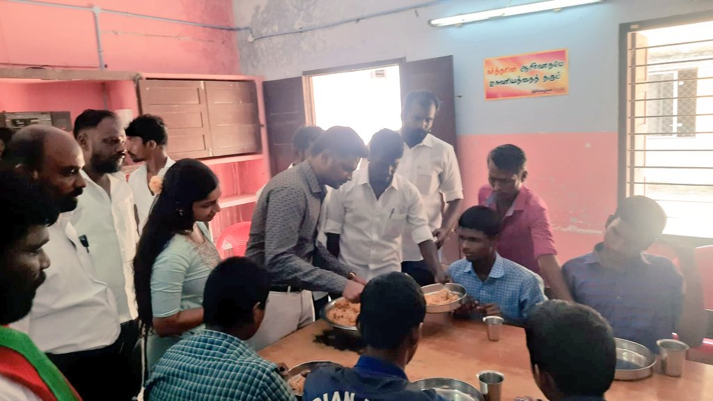 Muthupandi003's tweet photo. தமிழக மக்கள் முன்னேற்ற கழகம்
இளைஞரணி தலைவர் #மருத்துவர் 
#ஜா_வியங்கோபாண்டியன் அவர்கள் பிறந்தநாளில்
 #பார்வையற்றோர்_பள்ளியில்
 பள்ளியில் உள்ள மாணவ மாணவிகளுக்கு,மதிய உணவு
இனிப்புகள் வழங்கியபோது.. https://t.co/I4ZH81Wgtw
