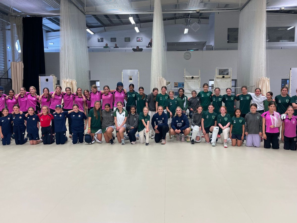 📸 Brilliant to welcome Surbiton HS and Priors Field HS to EOT as part of the @Inspiresport tour. They were scheduled to play our CAG girls teams but due to the weather played an indoor competition and met Thunder’s @EllieThrelkeld and @Tara_norris98! 🤩 🌹 #RedRoseTogether