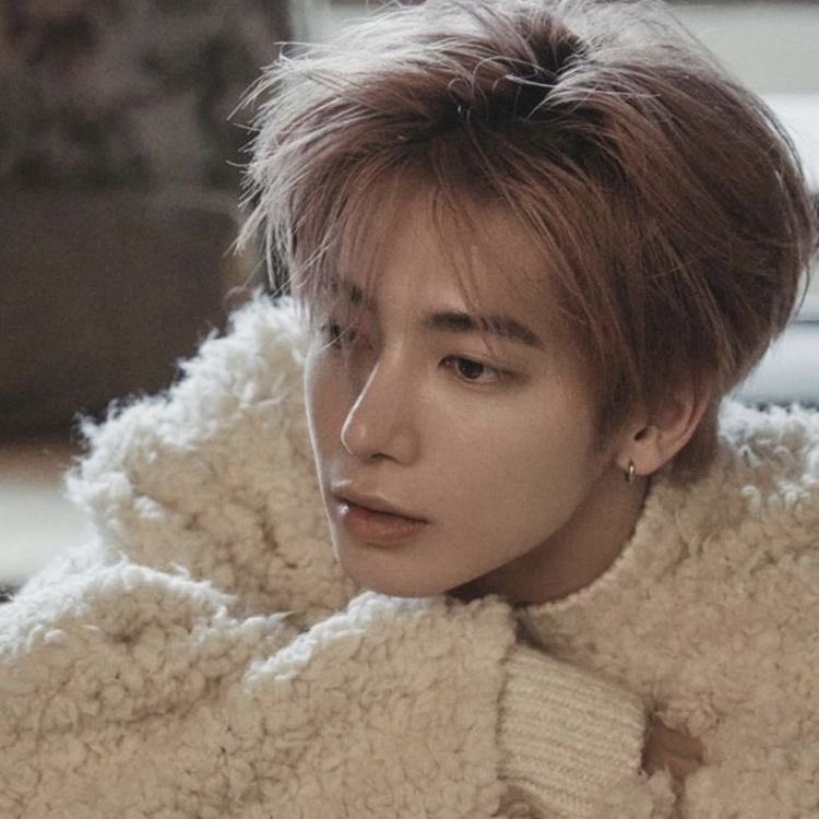 tvhslvtt's tweet image. stay 🎧 un au #taegyu 

en donde su relación se está yendo por la borda porque th no sabe cómo verbalizar ni demostrar cuando lo ama.

o donde bg está cansado de no recibir las dos palabras que tanto anhela.