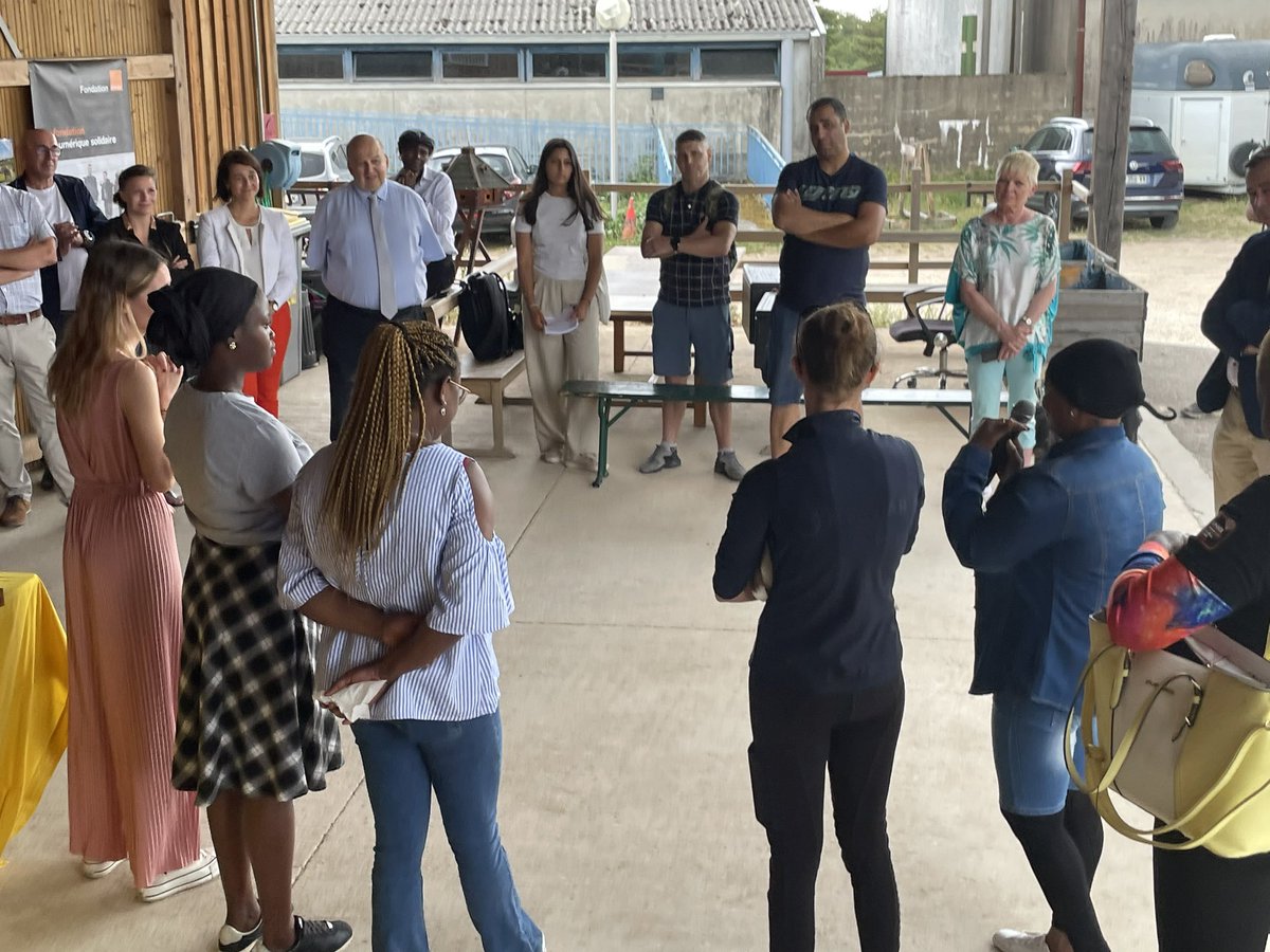 OrangeBFC's tweet photo. Frédéric Martin d’Orange et @SabineChapuis Présidente de l’association #EquiSensBFC, présentent le projet soutenu par la @FondationOrange [Appel à projets solidaires]« Venir à la rencontre du cheval pour restaurer la Relation » en partenariat avec le service Le Pas de l’ #ADEFO https://t.co/dNbNIusINg