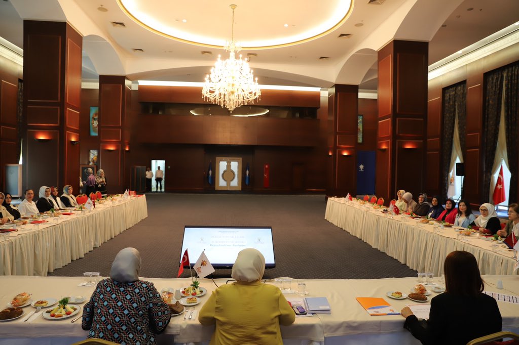 AKKADINGM's tweet photo. 📍AK Parti Genel Merkez

Başkanımız @aysekesir Teşkilat Başkanlığımızın düzenlediği bölge sorumlularımız ve il koordinatörlerimiz ile değerlendirme toplantısında bir araya geldi. Toplantıda yerel seçimler için yol haritası belirlendi.

#KadınlarlaBüyükTürkiyeYolunda https://t.co/ScpMSuQ4ok