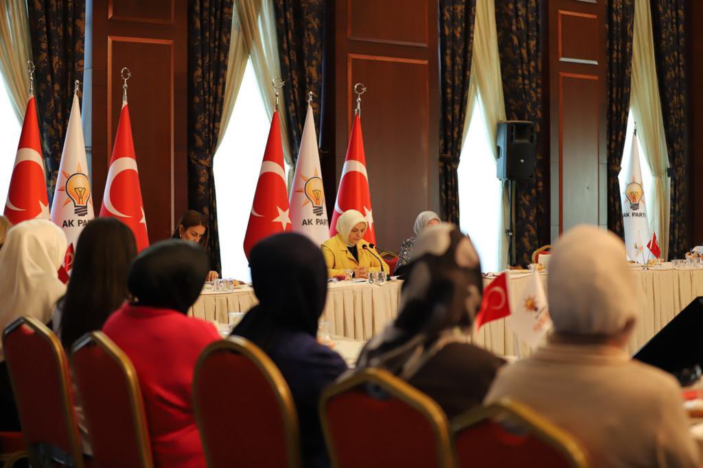 AKKADINGM's tweet photo. 📍AK Parti Genel Merkez

Başkanımız @aysekesir Teşkilat Başkanlığımızın düzenlediği bölge sorumlularımız ve il koordinatörlerimiz ile değerlendirme toplantısında bir araya geldi. Toplantıda yerel seçimler için yol haritası belirlendi.

#KadınlarlaBüyükTürkiyeYolunda https://t.co/ScpMSuQ4ok
