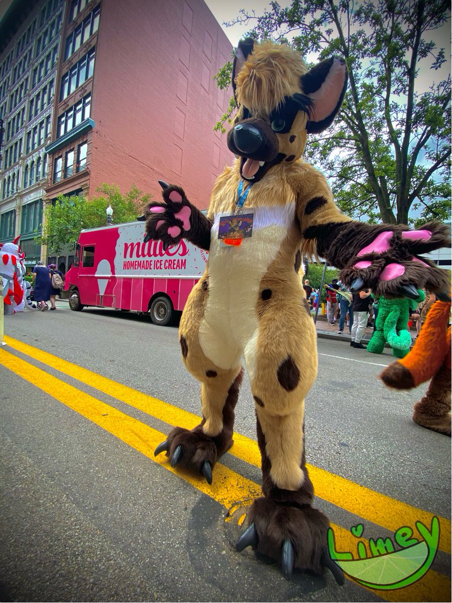 Met this cute yeen known as <a href="/The_Furox/">Furox The Dragon</a> during the Anthrocon block party! 💚💚