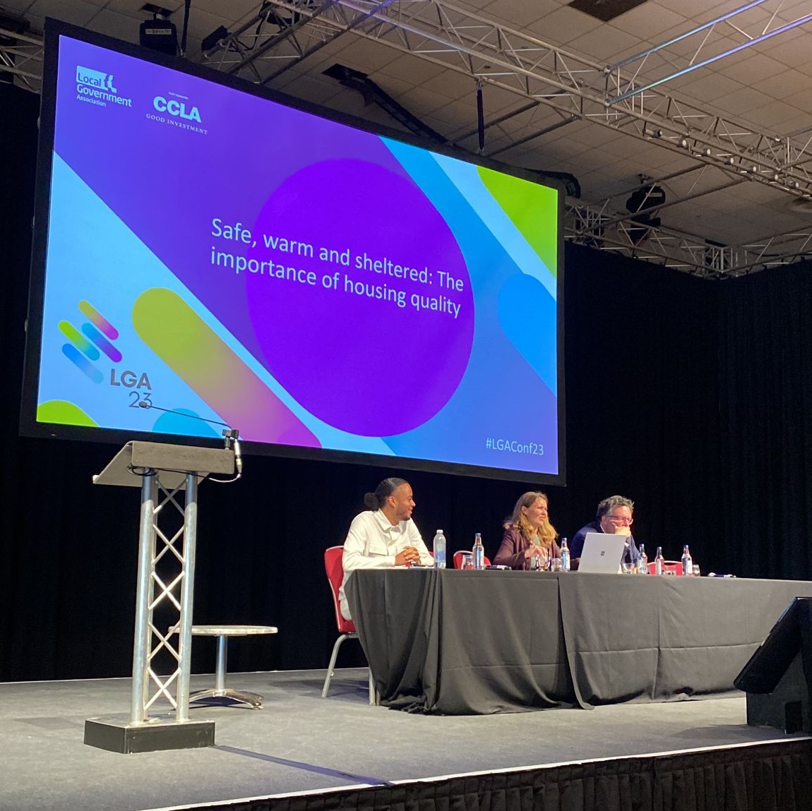 Earlier, Chair Cllr Vikki Slade @vikki4mdnp started our housing session ‘Safe, warm and sheltered: The importance of housing quality’ at the #LGAConf23 off by saying:

“We’re facing huge challenges in terms of affordability, availability, security and quality of housing”. 1/4