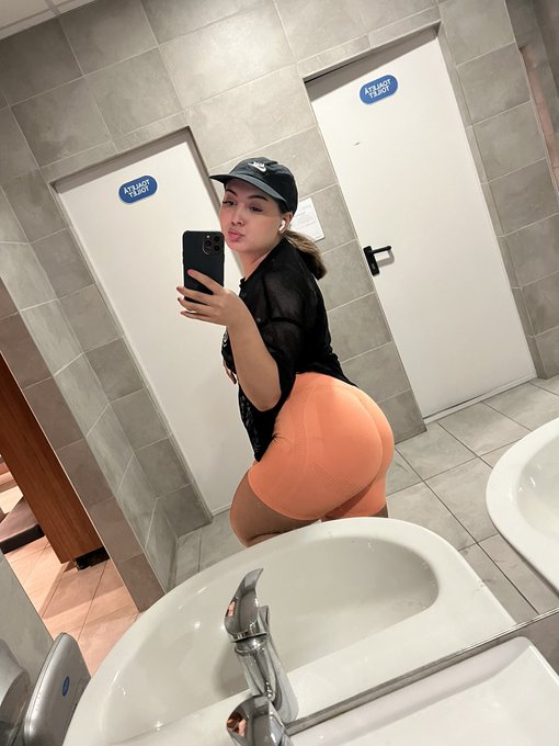 Buna. Ce ai face daca am iesi la primul date si vreau sa ne-o punem? ❣️  A: Accepti ❤️ B : Refuzi  Alege