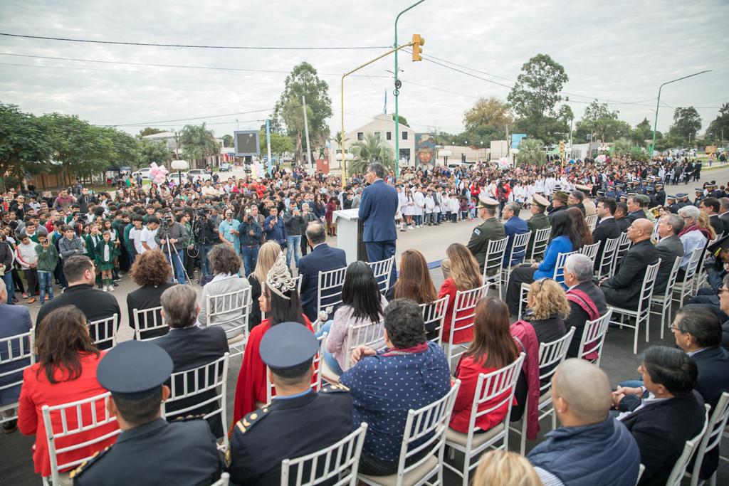 jmcapitanich's tweet photo. Celebramos junto a las familias de #LaLeonesa el 79 aniversario de la localidad inaugurando nuevas cuadras de pavimento, la refacción integral del Centro Cultural y recorriendo la obra de ampliación y refacción del Hospital Dr. Alejandro Flemming de la ciudad. https://t.co/1ZY5MLbGf9