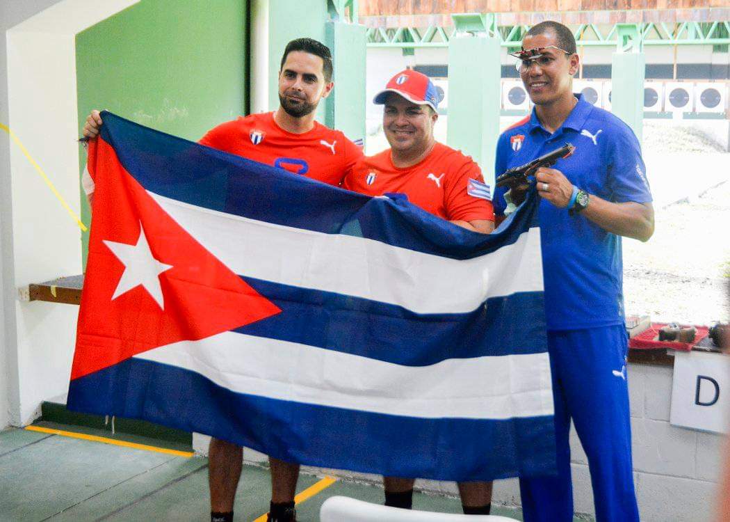 DiazCanelB's tweet photo. El himno nacional sigue escuchándose en #SanSalvador2023. Inolvidable las balonmanistas llevándose la victoria en tiempo extra, el voleibol masculino invicto y saldando una deuda de 25 años, el tiro y la esgrima llenándonos otra vez de gloria. ¡Qué coraje el de nuestros atletas! https://t.co/yz278siYRs