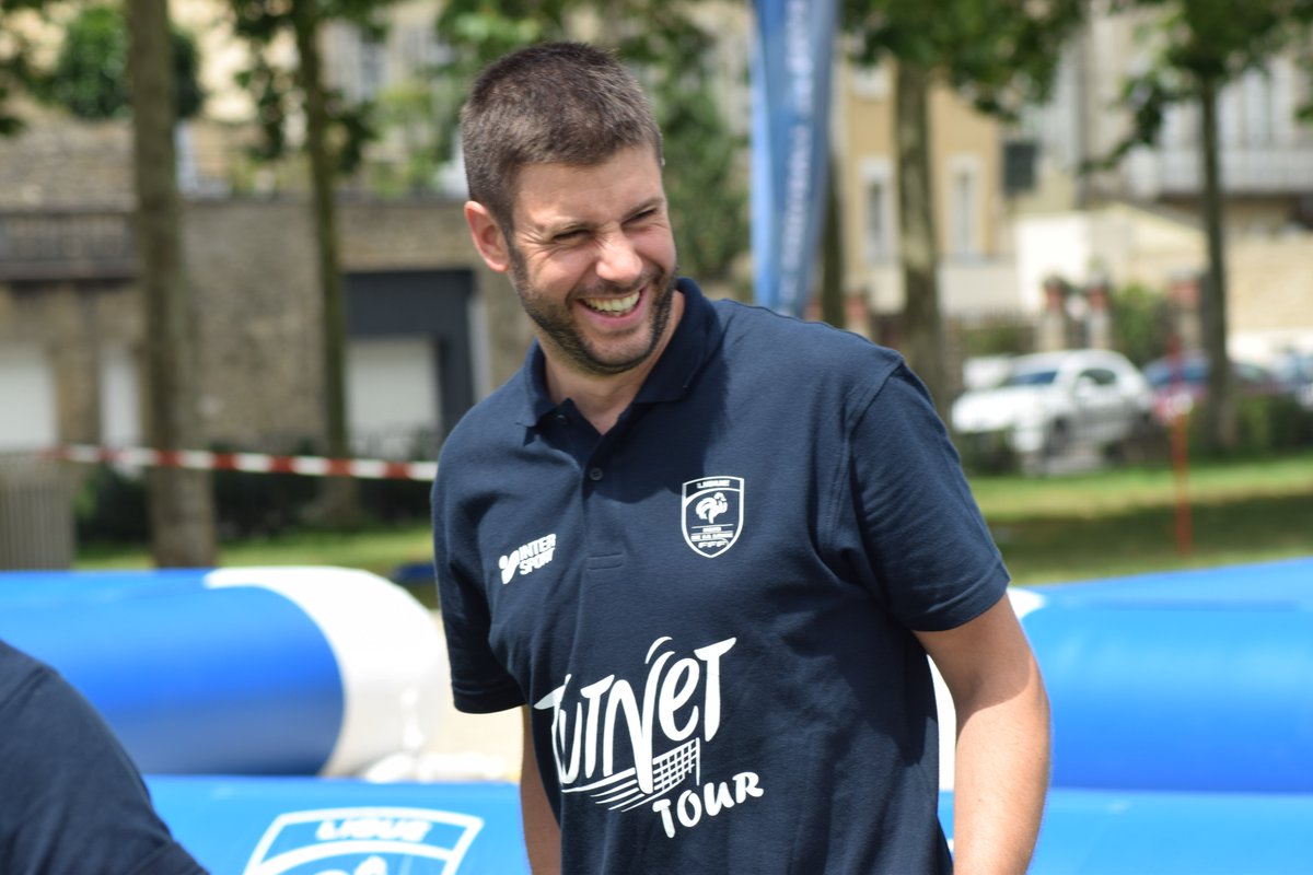 LigueFootLFPL's tweet photo. [EVENEMENT]

😍J-1 pour une nouvelle étape du #𝐅𝐔𝐓𝐍𝐄𝐓 𝐓𝐎𝐔𝐑 à #Laval !

📸Comme en 2021, rendez-vous  au Square Boston à partir de 13h30 pour une grande après-midi d'animations (#TennisBallon, #Cecifoot, #FootballFreestyle, #FeetBool...) Avec quelques 🎁 😉 https://t.co/dkGmEECXr2