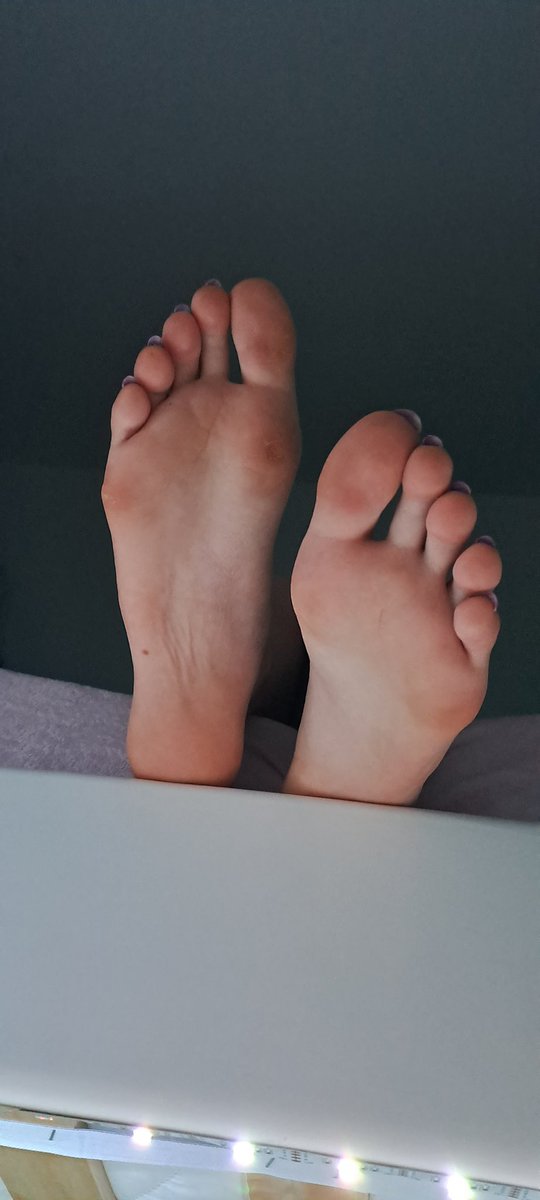 nanasfeeet's tweet photo. Chciałbyś żebym trzymała ci teraz moje spocone nogi na ryju czy w twojej pierdolonej buzi 

#feet #feetfetiche #onlyfans #feetworshi̇p #slave #findom #femdom https://t.co/O4xmHn8PHb