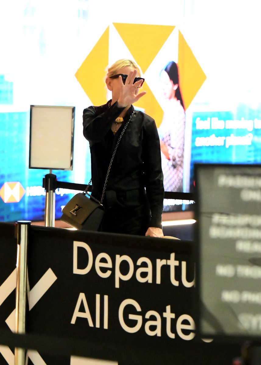 brcblanchett's tweet photo. 📸 LINDA! — Cate Blanchett no aeroporto de Sydney hoje, (04). https://t.co/G6sS9iwv2i