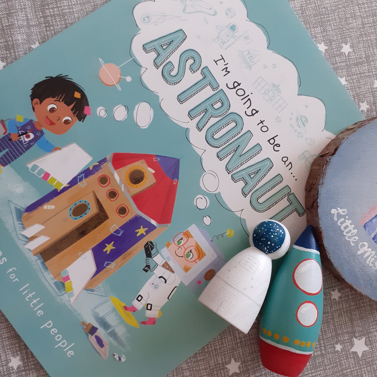Currently in my Summer Sale 🌞 
Astronaut, rocket and book set 🚀 
#learningthroughplay #playmatters #playbasedlearning #smallworldplay #earlychildhoodeducation #invitationtoplay #handsonlearning 

buyindie.co.uk/store/littlemi…