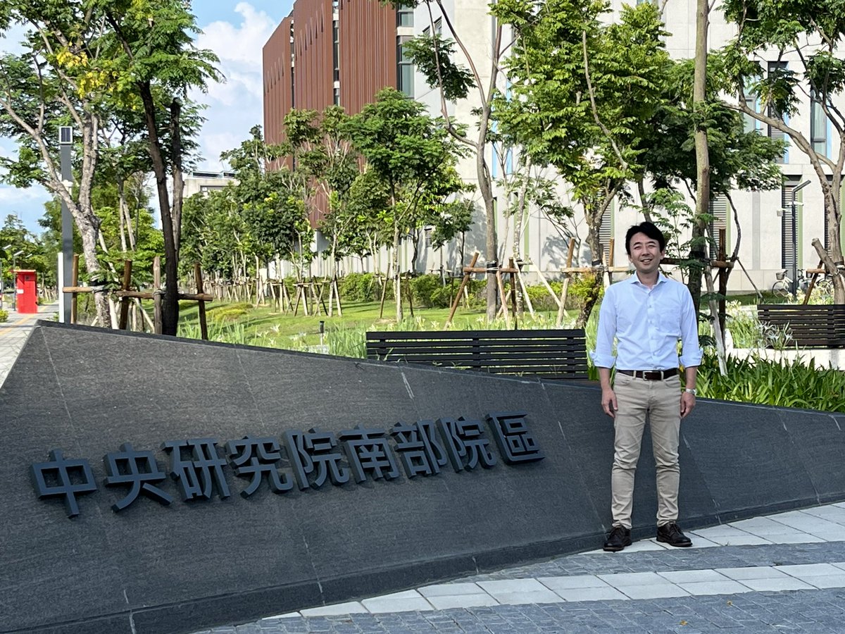 UgaZaku's tweet photo. Today I held a root phenotyping workshop at Biotechnology Center in Southern Taiwan. After that, I visited the phenotyping platform in this institute. It is a gantry type mobile camera system made in Taiwan. https://t.co/LkJXw53jEt