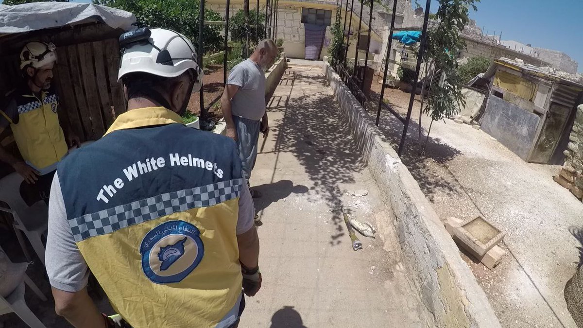 SyriaCivilDefe's tweet photo. استهدفت قوات النظام وروسيا بقذائف المدفعية الثقيلة، الأحياء السكنية و بالقرب من مدرسة في مدينة دارة عزة غربي #حلب، اليوم الثلاثاء 4 تموز، ما أسفر عن إصابة 4 أطفال من عائلة واحدة، حالة اثنين منهما خطرة، أسعفت فرقنا المصابين إلى المشفى وأمّنت المكان وتأكدت من عدم وجود إصابات أخرى بين الطلاب في المدرسة، كما استهدف قصف مماثل بقذائف الدبابات الأحياء السكنية في بلدة كفرتعال في الريف نفسه دون وقوع إصابات. يهدد التصعيد المستمر والقصف المتواصل من قوات النظام وروسيا حياة المدنيين في شمال غربي #سوريا، في ظل أزمة إنسانية غير مسبوقة يعيشونها في ظل الحرب منذ أكثر من 12 عاماً أنهكت فيها حملات القصف من قوات النظام وروسيا حياة المدنيين بكل تفاصيلها . #الخوذ_البيضاء