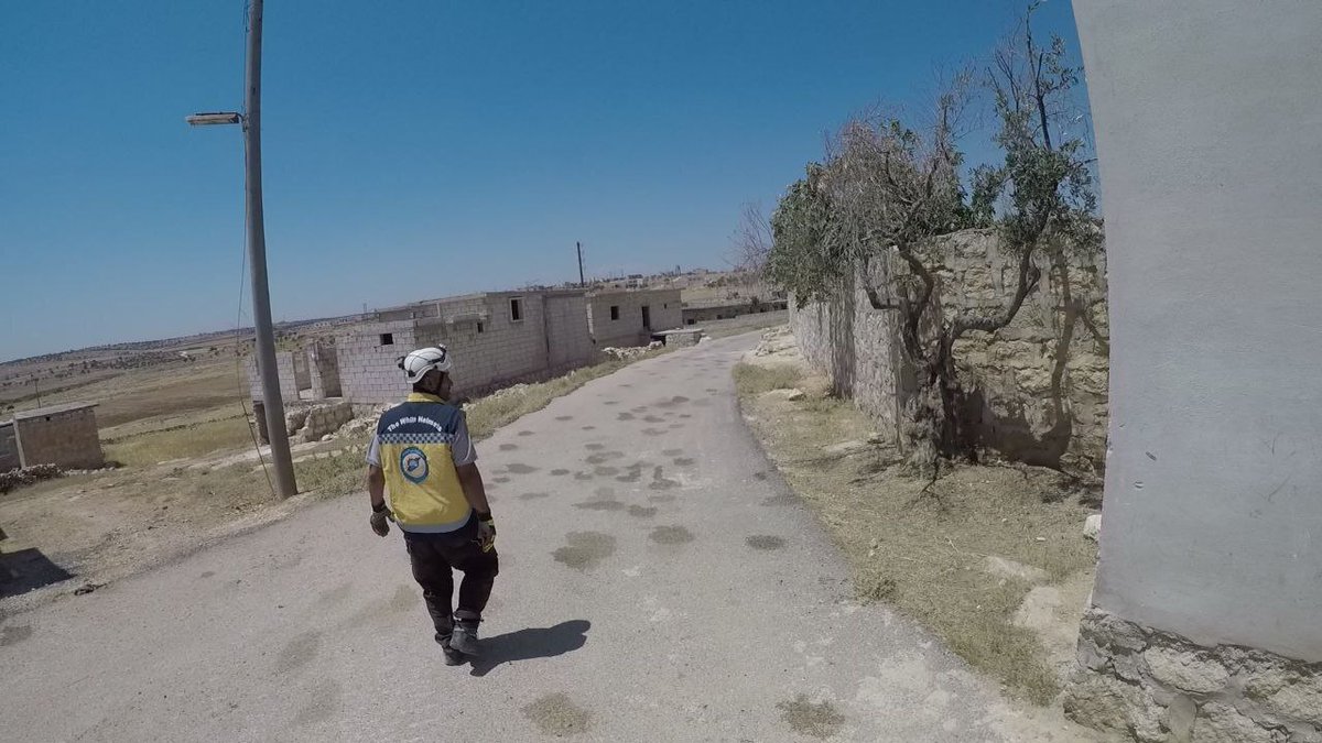SyriaCivilDefe's tweet photo. استهدفت قوات النظام وروسيا بقذائف المدفعية الثقيلة، الأحياء السكنية و بالقرب من مدرسة في مدينة دارة عزة غربي #حلب، اليوم الثلاثاء 4 تموز، ما أسفر عن إصابة 4 أطفال من عائلة واحدة، حالة اثنين منهما خطرة، أسعفت فرقنا المصابين إلى المشفى وأمّنت المكان وتأكدت من عدم وجود إصابات أخرى بين الطلاب في المدرسة، كما استهدف قصف مماثل بقذائف الدبابات الأحياء السكنية في بلدة كفرتعال في الريف نفسه دون وقوع إصابات. يهدد التصعيد المستمر والقصف المتواصل من قوات النظام وروسيا حياة المدنيين في شمال غربي #سوريا، في ظل أزمة إنسانية غير مسبوقة يعيشونها في ظل الحرب منذ أكثر من 12 عاماً أنهكت فيها حملات القصف من قوات النظام وروسيا حياة المدنيين بكل تفاصيلها . #الخوذ_البيضاء