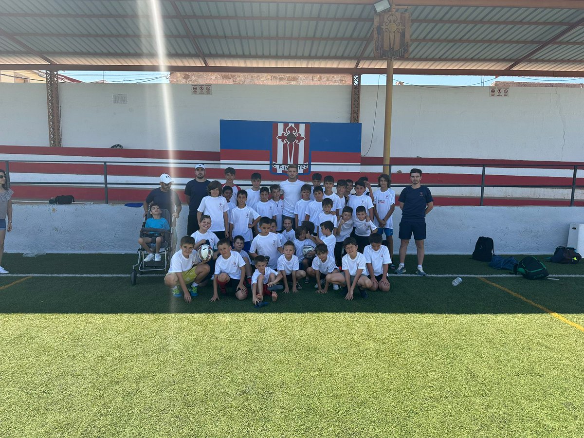 ECFInfantes's tweet photo. Hoy hemos recibido la visita de Fran Manzanara, desde la escuela queremos agradecerle su  colaboración en nuestro clinic , los chicos/as han disfrutado mucho con él y han podido participar en un sorteo de pantalones regalo del propio jugador del Racing de Ferrol. Gracias. https://t.co/hHZpITFa54