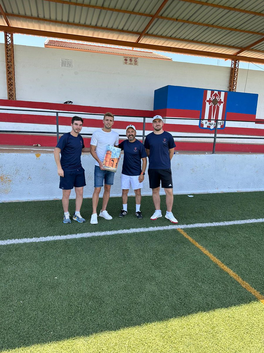ECFInfantes's tweet photo. Hoy hemos recibido la visita de Fran Manzanara, desde la escuela queremos agradecerle su  colaboración en nuestro clinic , los chicos/as han disfrutado mucho con él y han podido participar en un sorteo de pantalones regalo del propio jugador del Racing de Ferrol. Gracias. https://t.co/hHZpITFa54