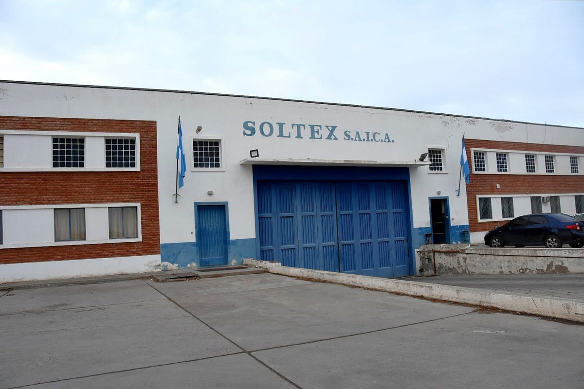 MaruOrtizTw's tweet photo. #SOLTEX "Ahora tenemos luz. Estamos operativos pero con un sector menos. El fin de semana nos robaron; perdimos un transformador. La parte de Tintorería y Terminación está sin funcionar. De noche se complica en el Parque Industrial, así no se puede trabajar", Raúl Ramírez🎧 https://t.co/XFwCGa6JsN