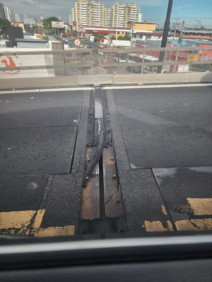 RolyRoquebert's tweet photo. Una consulta @RafaSabonge ud tiene alguna intención de mandar arreglar el puente de balboa o sale más fácil que pase algo y sacar un comunicado de condolencias @Traficologo1 @TraficoCPanama https://t.co/UaXpEVEA1H