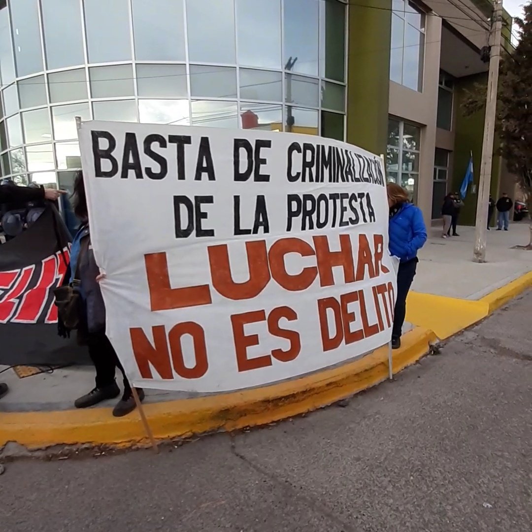 #Ahora en Rawson acompañando junto a mis compañeros de <a href="/MSTChubut/">MST Chubut</a> la jornada contra la criminalización de la protesta. Luchar, no es delito ✊🏼