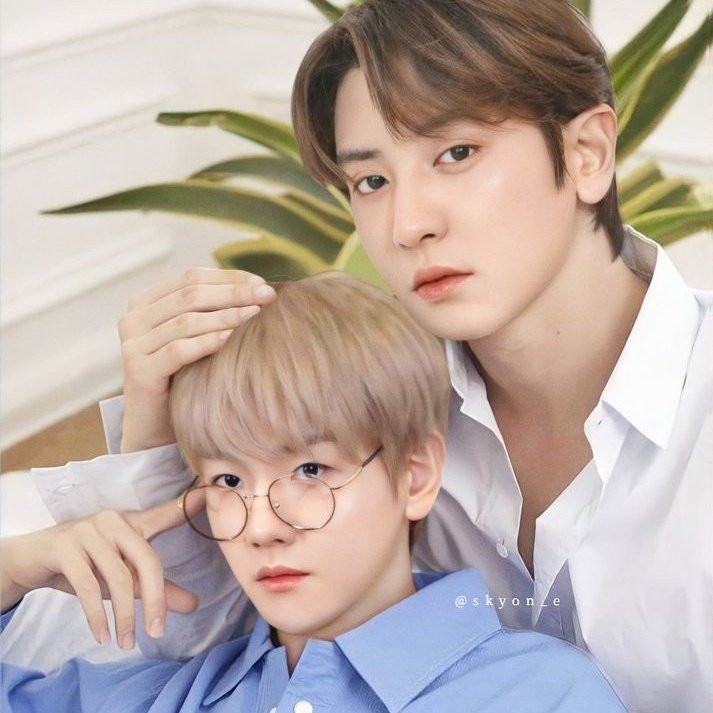 baekedmax's tweet photo. a #chanbaek taguan ng anak filo AU

Baekhyun asked Jongdae to look after Yuan and while nasa gala, Dae thought of a prank where Yuan would address a stranger "dad". Turns out, Yuan approached Chanyeol, his real dad?! ang ka-fling lang naman ni Baekhyun noon, na tinaguan niya. https://t.co/FrUGCeIjy0