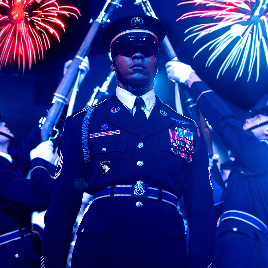 USArmy's tweet photo. It's Independence Day, and if you love 🎆 fireworks 🎇 get ready for a blast 💥 of lights and colors. 

Have a safe and fun #4thofJuly! https://t.co/RnyneSOb1D
