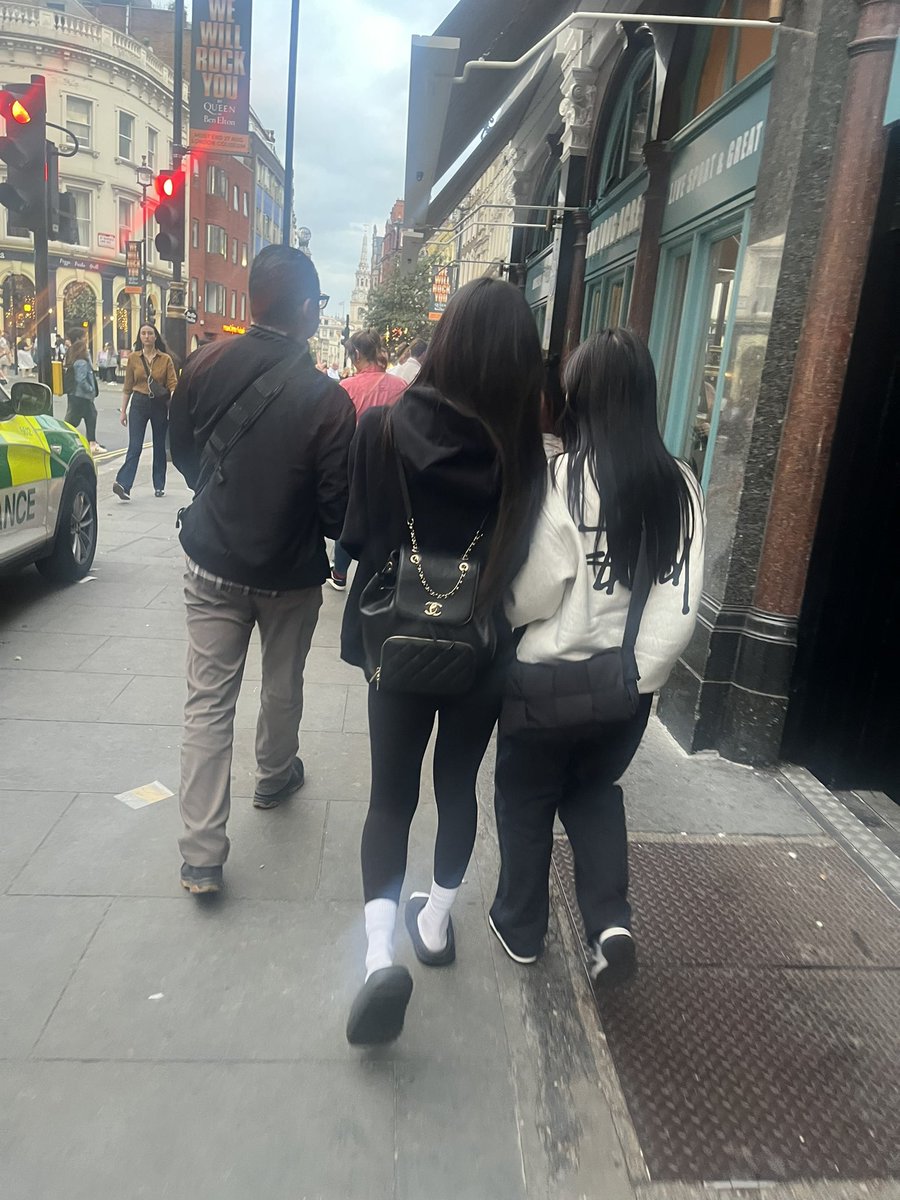 RobynParkerx's tweet photo. Still can’t get over the fact I met Jennie from Blackpink in London on Saturday 😅 https://t.co/XIjWbklOGI