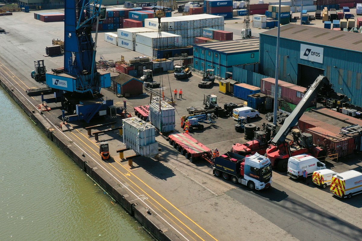 CollettLtd's tweet photo. In a successful collaboration with @WinderPower , we recently handled a complete logistical and installation project.

#ExpertsInMotion #HeavyTransport #HeavyLiftOperators #HeavyLiftTeam #TransformerDelivery #LogisticalProject #ProjectFreightForwarders #InHouseExpertise https://t.co/a4S0KhhDKm