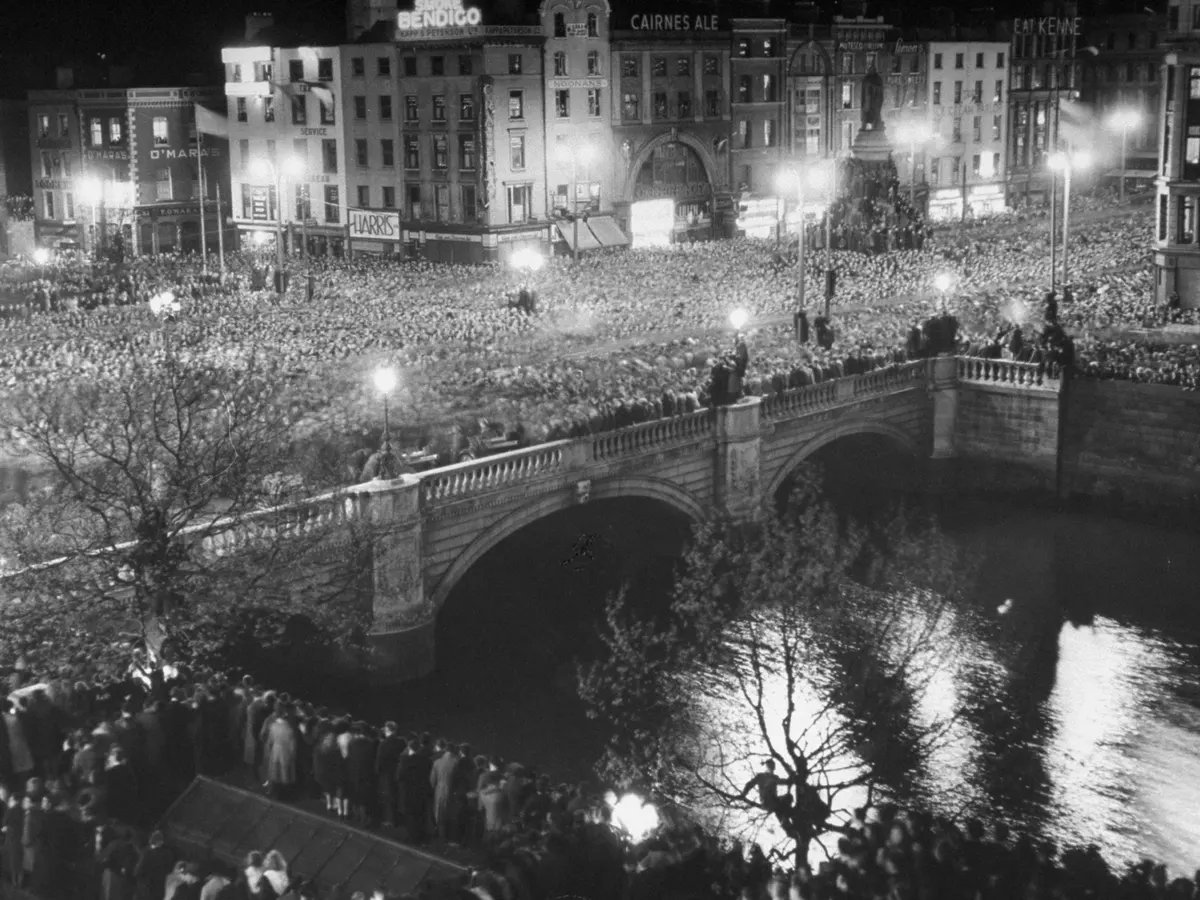 tierneysimon's tweet image. Today is the day when the US celebrates its independence from Britain. But why don't we do the same in Ireland? April 18th 1949 was the day when huge crowds gathered on O'Connell Bridge as a 21 gun salute marked Ireland becoming a republic. This should be a national holiday