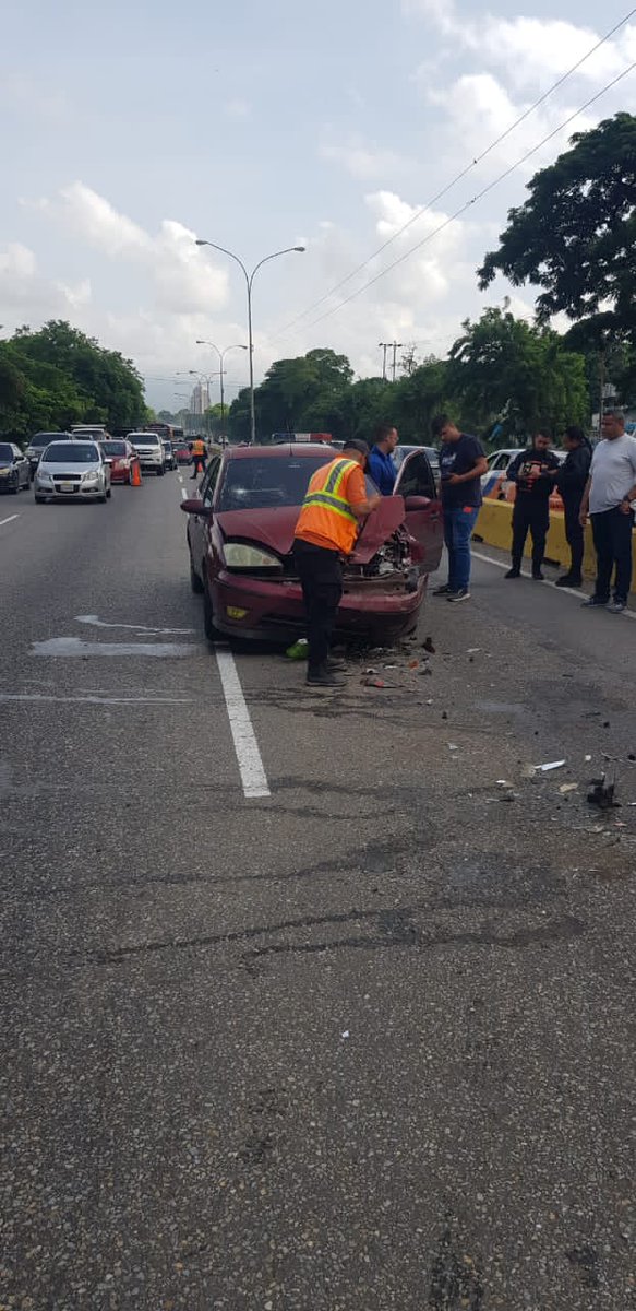 invialca's tweet photo. #AEstaHora Comisiones de #Invialca #PNBVial #0800Bigote atienden hecho vial en el km 164 de la Autopista del Este sentido Naguanagua-San Blas por colisión múltiple entre 4 vehículos 🚨
Un lesionado leve 🚑
📣Desplegado dispositivo de seguridad y cierre parcial de la via🚧 https://t.co/Td9zKuOzPm