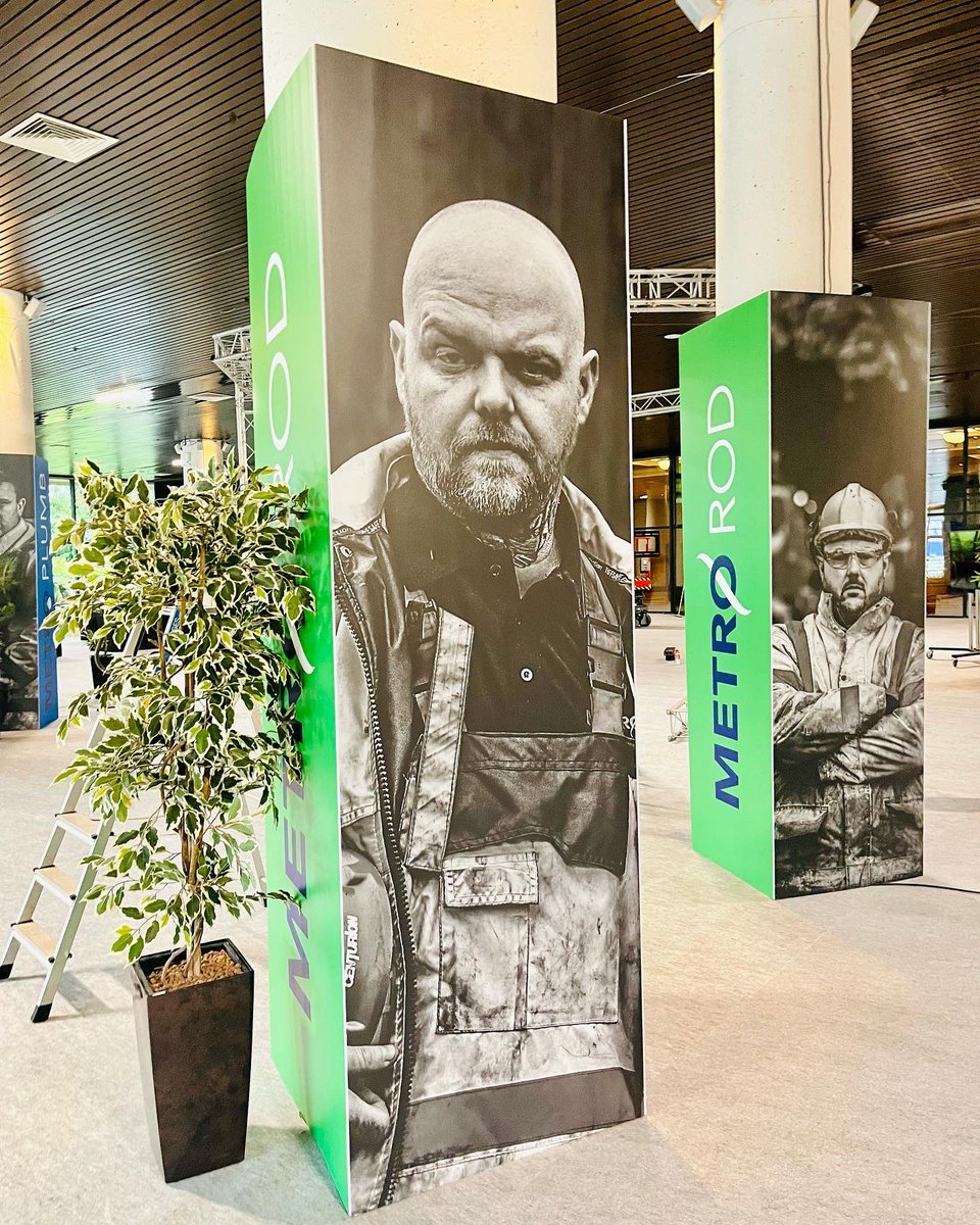 ottimodigital's tweet photo. This event had it all! Pillar wraps, hanging banners, light box’s, flags, barrier jackets, floor vinyls, counter wraps and a custom built wall. Top job. #events #exhibitions #signs #graphics #banners #5mwide #ottimo https://t.co/6sR7UnBsAn