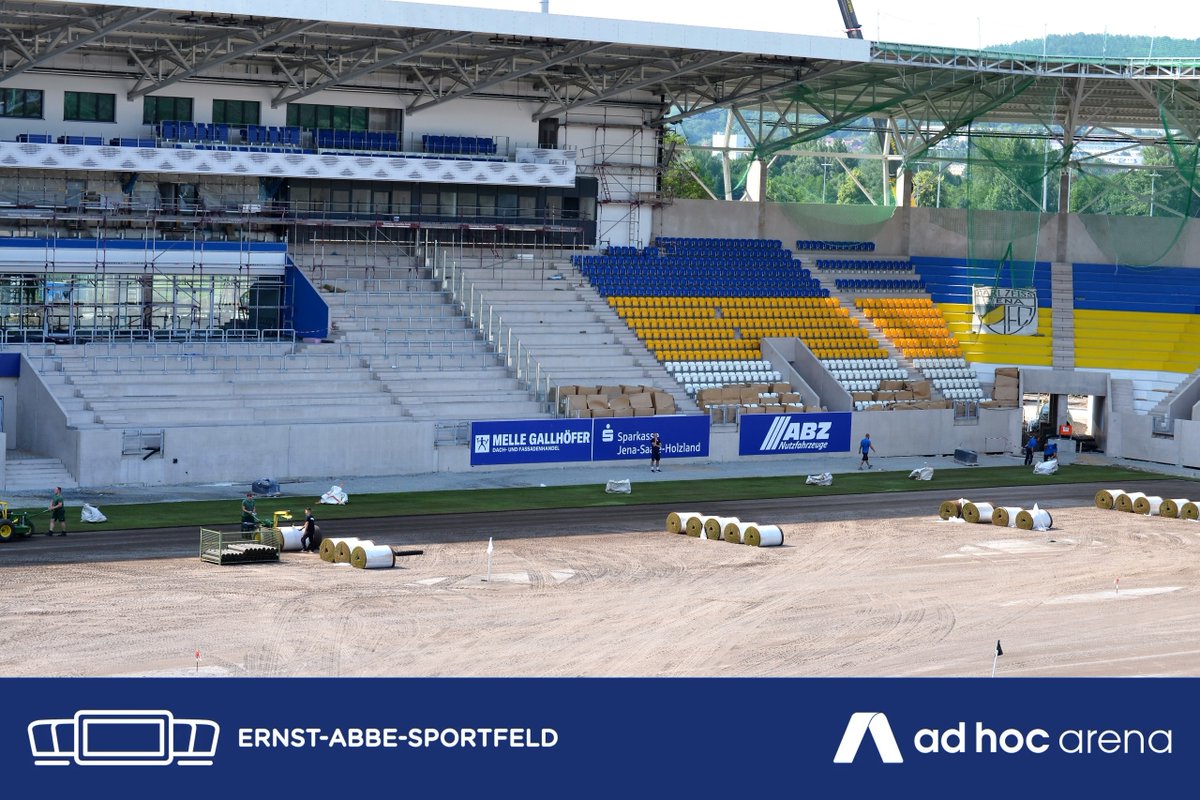 ++ 𝐃𝐞𝐫 𝐑𝐚𝐬𝐞𝐧 𝐰𝐢𝐫𝐝 𝐯𝐞𝐫𝐥𝐞𝐠𝐭 ++
Endlich da! Der neue Rasen! Heute morgen um 4 Uhr in #Schwerin geerntet, nach #Jena verbracht und nun schon auf dem Feld des neuen Stadions. Heute morgen wurde mit dem Ausrollen der Rasensoden begonnen - und es geht mächtig voran.