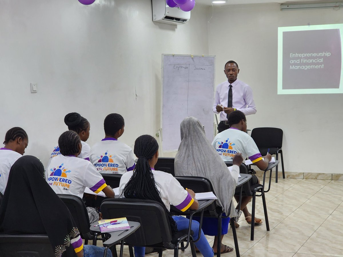 YEFNigeria's tweet photo. Our Empowered for the future #E4F season 7 Lagos life skills training is #Live.
"If you make poor business decision, the business may flop" says Mr. Odewumi of @MyFCMB during his session on Financial Management & Planning.
#YouthEmpowerment #YEF #FCMB #Entrepreneurship https://t.co/AgQyFdDAAE