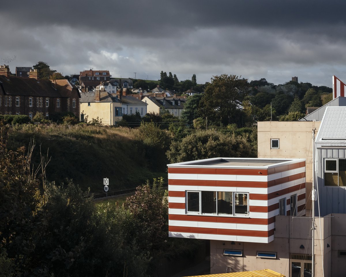 geoguillory's tweet photo. To what do you attribute this building's ability to stand out in its neighborhood? #archi #coolbuildings  https://t.co/kJuqdrf5gs https://t.co/MUFWiZKrjK