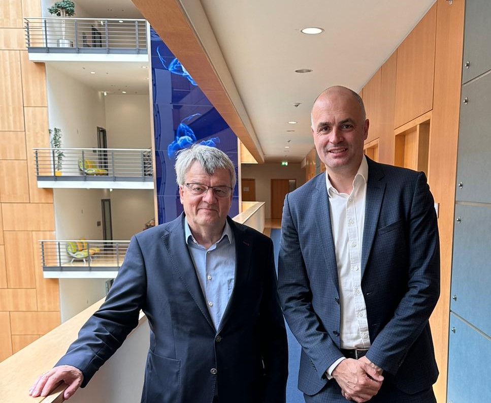 Vielen Dank an <a href="/HoubenReinhard/">Reinhard Houben 🇺🇦</a>, wirtschaftspolitischer Sprecher der <a href="/fdpbt/">Fraktion der Freien Demokraten</a> für das konstruktive Gespräch heute zu #PPWR, Novelle #VerpackG und Einweg-#Mehrweg-Diskussion: Die #Ökobilanz ist entscheidend. Getränkekartons sind durch PolyAl-#Recycling hochgradig recyclingfähig.