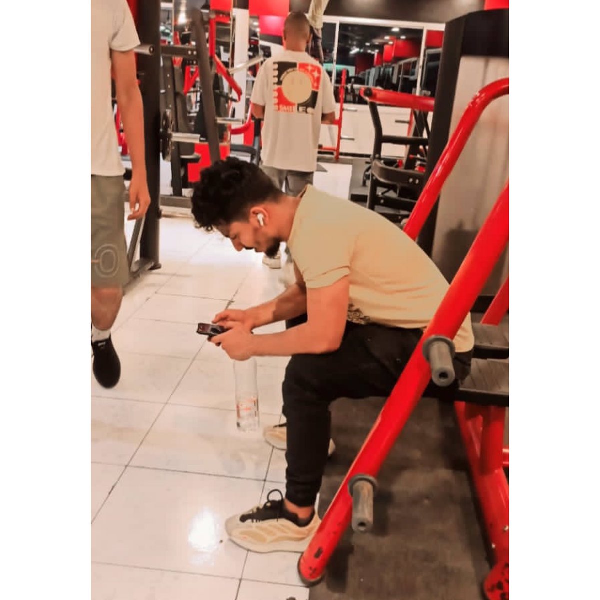 k_almuntasir's tweet image. لا شيء غير المقاومة،لا هدنة في هذا العالم، إنها معركة تمتد جبهة الكفاح فيها من لحظة الميلاد إلى الموت، قاوم بعز ضعفك و حتى بالتسامي ، التسامي على الألم يمنح للوجود معنى خفي لا يدركه غيرك، وأعظم ذخيرة لتلك المقاومة هي أن يكون في حياتك ما يستحق الحياة لأجله .