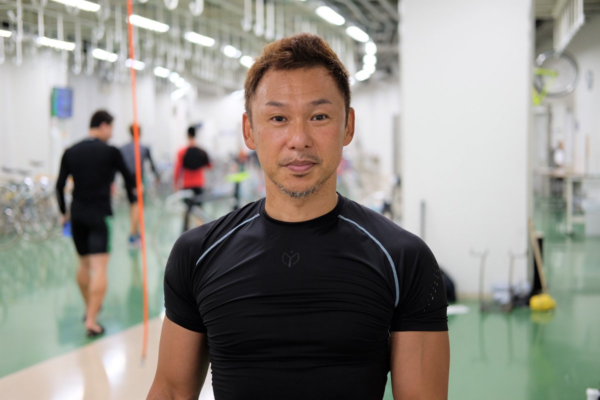 【#岸和田競輪 #ミッドナイト競輪】
#前田拓也 が１年10か月ぶりの復帰戦で２着勝ち上がりを決めた。
「そこそこ脚たまって４角まできたけど、やっぱし最後は抜きたかったね～」と悔しがったが「１年５カ月寝たきりやったからね。上出来やね（笑い)」と最後は〝マエタクスマイル〟を弾けさせた