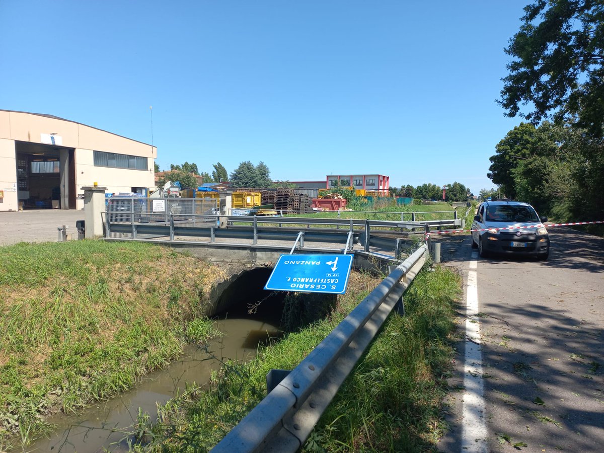 provinciamodena's tweet photo. MALTEMPO
A #Castelfranco Emilia è chiuso un tratto della #sp14 in località “Pioppa” a causa di tronchi e vegetazione caduti sulla STRADA nella scorsa notte, in seguito all’ondata di maltempo e forte vento che ha interessato diverse aree del territorio provinciale https://t.co/P5pWZtkvpK